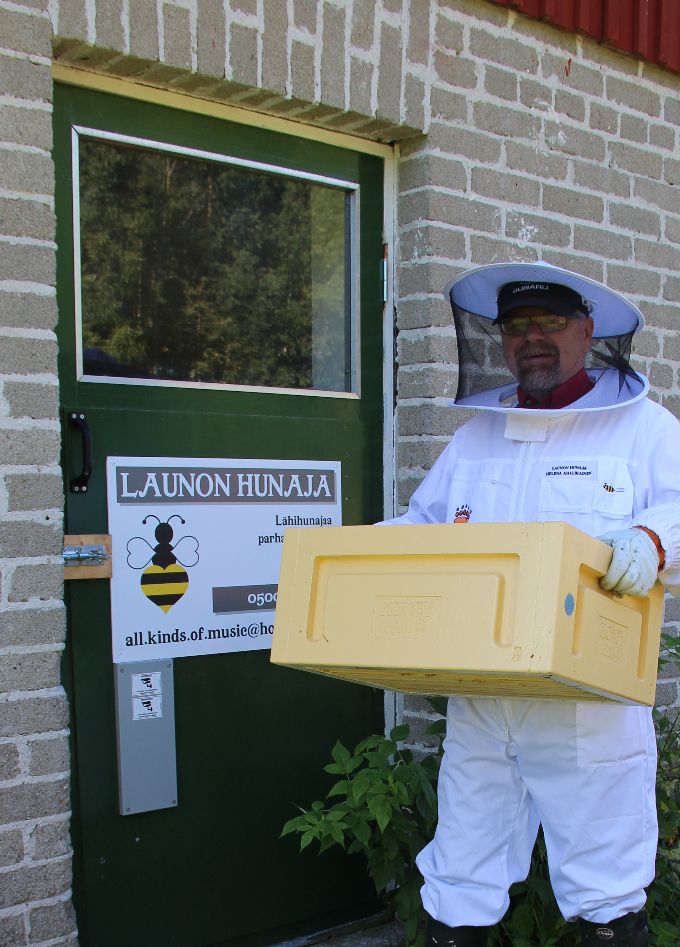 Osastollinen hunajaa menossa lingottavaksi.